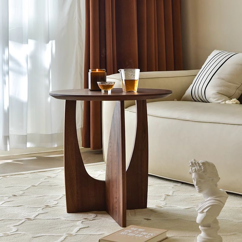 POOTOO's Vintage Solid Wood Round Side Table Coffee Table in the Living Room Display Image Showcasing the classic design and warm tones of this side table, perfectly complementing your living space while providing a stylish spot for drinks and decor.